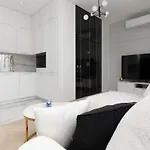 Beautiful & Spacious With Gym And Terrace By Renters Prestige Apartment *